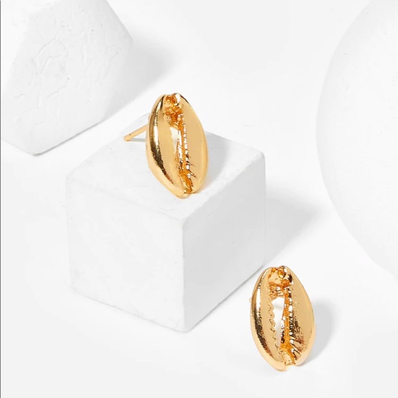 π RESTOCKED π Cowrie Shell Golden Stud Earrings - Picture 3 of 3